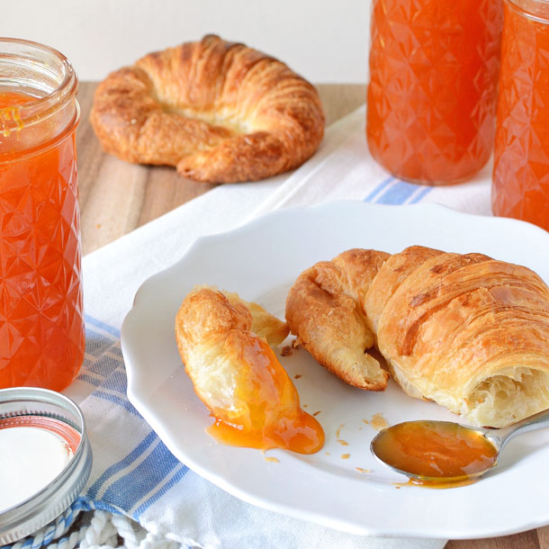 golden-apricot-jam