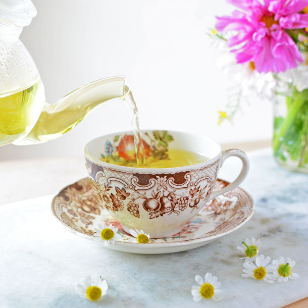 How to make chamomile tea with fresh flowers