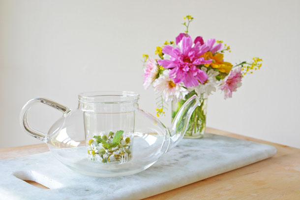 How to make chamomile tea with fresh flowers