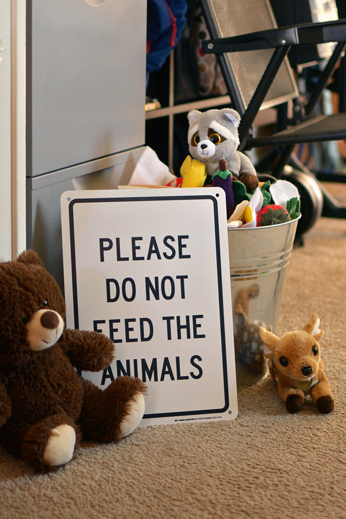 Please Don't Feed the Animals Party Decoration