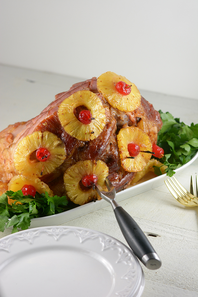 Honig gebackener Ananasschinken mit Serviergabel